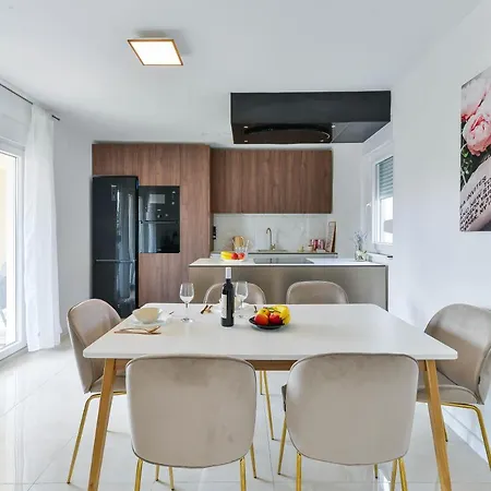 Crowonder Borik Near The Sea With 2 Balcony, Garden And Bbq * Zára